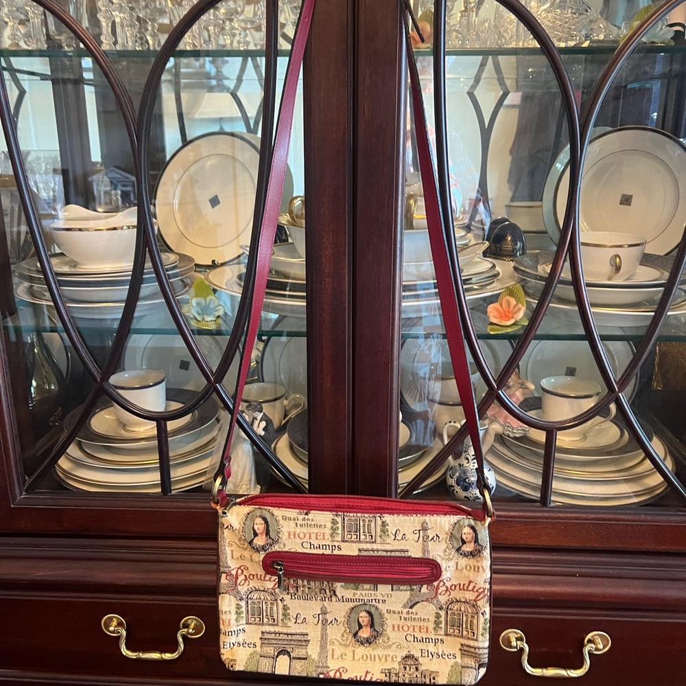 Royal Tapisserie Crossbody Bag with Parisian Motif - Picture 4 of 6